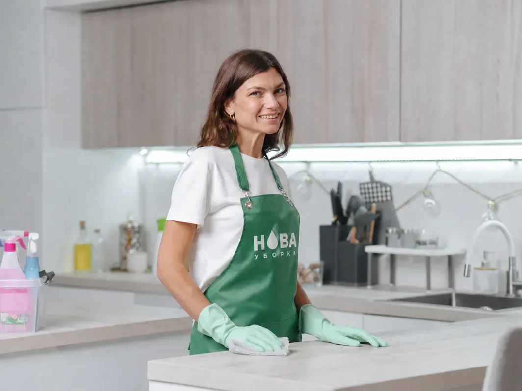 Срочная уборка квартиры в Смоленске — клинер НОВА за работой